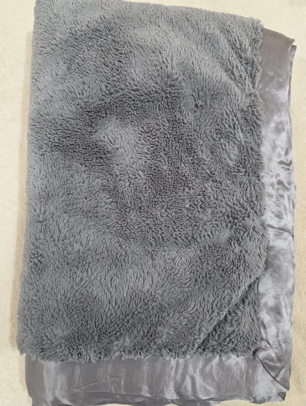 Giraffe at Home Plush Throw Blanket in Gray